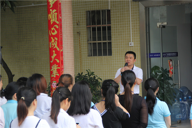 胡燕林總經(jīng)理鼓勵(lì)我們只有不斷學(xué)習(xí)進(jìn)步，我們“東晟人”才是“地表最強(qiáng)”者。而在這次的分享中最讓我們印象最深就是“藍(lán)絲帶”所帶給我們的愛(ài)與感恩！