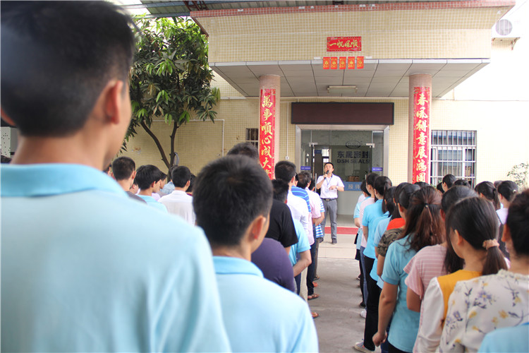 胡燕林總經(jīng)理鼓勵(lì)我們只有不斷學(xué)習(xí)進(jìn)步，我們“東晟人”才是“地表最強(qiáng)”者。而在這次的分享中最讓我們印象最深就是“藍(lán)絲帶”所帶給我們的愛(ài)與感恩！
